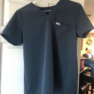 Figs dark harbor top size medium